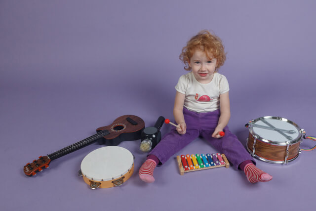 楽器で遊ぶ子ども