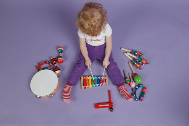子供が自分で音楽を奏でられるおもちゃ