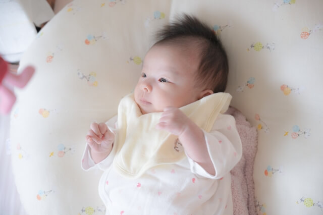 新生児の赤ちゃんが見ている世界とは