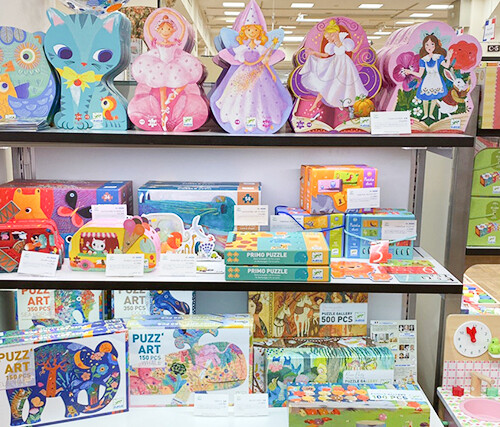日本橋三越おもちゃ売り場。パズルなどが並ぶ棚