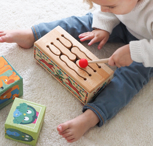 木製の打楽器のおもちゃで遊ぶ子ども