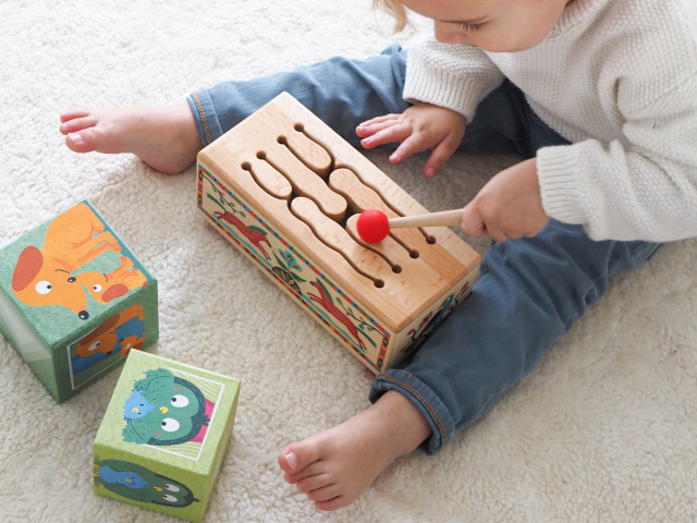 木製の打楽器のおもちゃで遊ぶ子ども
