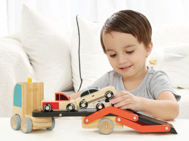 男の子がキャリアカーに3台の車を乗せて遊んでいます。