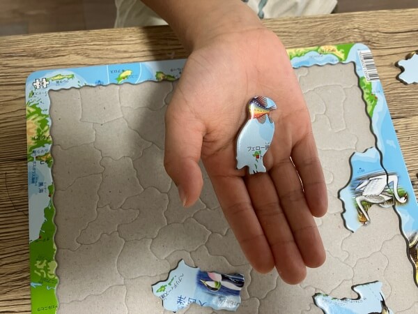 パズルのピースが鳥の形になっています。