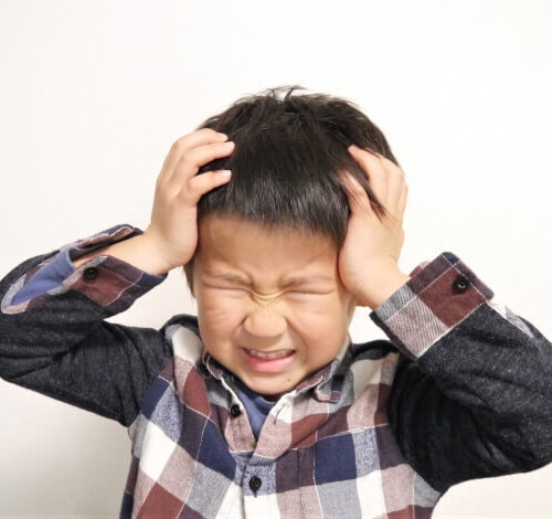 頭を抱えた男の子