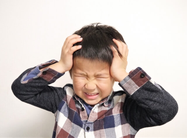 頭を抱えた男の子
